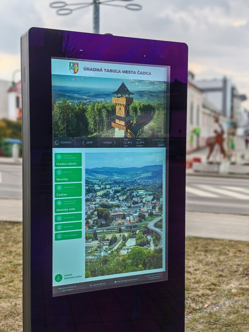 Pred mestským úradom v Čadci pribudla inteligentná digitálna tabuľa