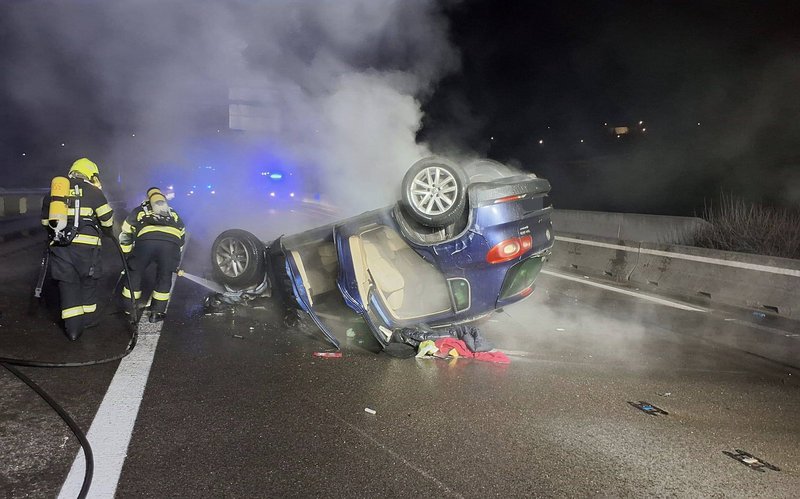 Pri Hornom Hričove horelo auto, diaľnica bola uzavretá