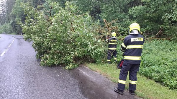 Silné búrky bičovali Žilinský kraj, škody hlásia viaceré okresy