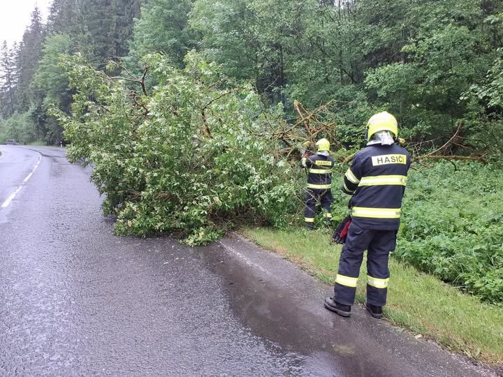 Silné búrky bičovali Žilinský kraj, škody hlásia viaceré okresy
