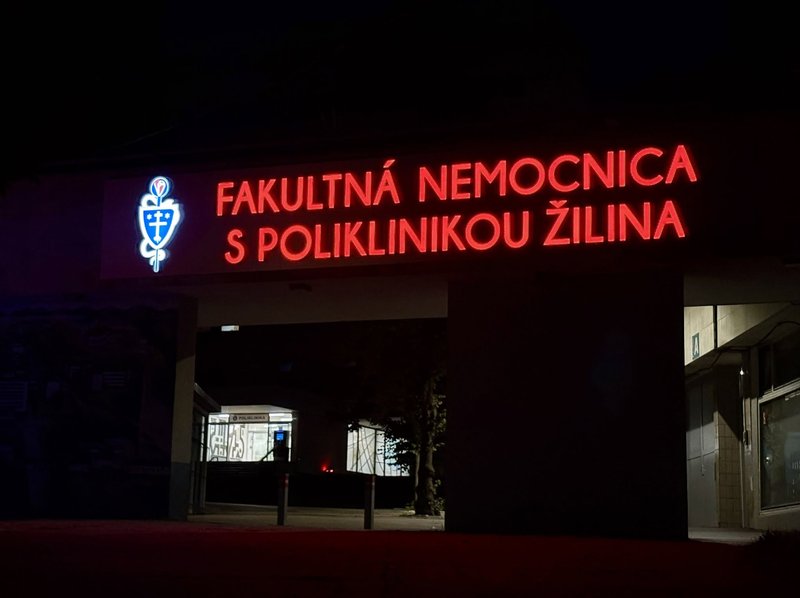 Svetový deň srdca v Žiline - Nemocnica rozsvietila vstup načerveno