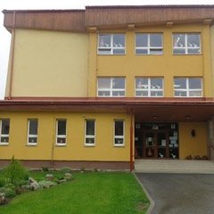 Tragédia na základnej škole v Staškove - Žiak zaútočil nožom na učiteľky a spolužiačku