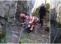 Tragický nález vo Vyšnokubínskych skalkách - V ťažko dostupnom teréne zasahovali hasiči aj lekár