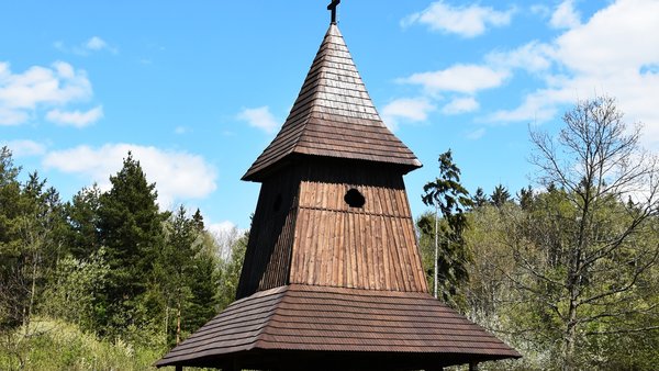 Unikátna zvonica z Trsteného má nový šindeľ -  Pozrite si výsledok