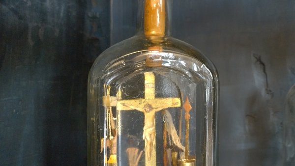 V Budatíne vystavujú miniatúry vložené cez hrdlo fľaše