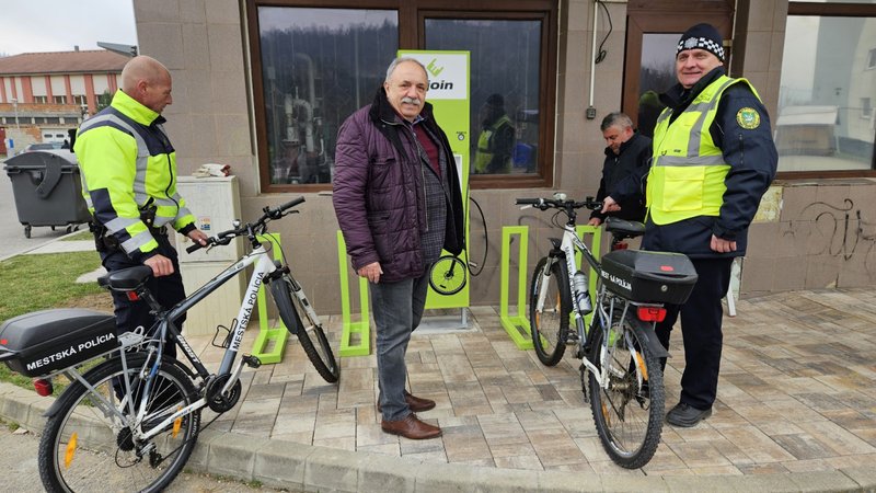 V Krásne nad Kysucou nájdu cyklisti pri kultúrnom dome modernú nabíjaciu stanicu