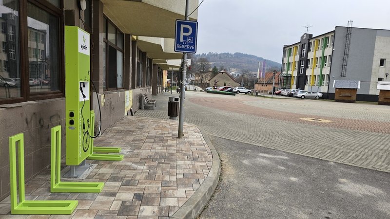 V Krásne nad Kysucou nájdu cyklisti pri kultúrnom dome modernú nabíjaciu stanicu