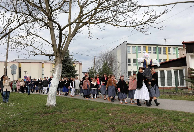 V Krásne nad Kysucou ožili tradície - Vynášanie Moreny spojilo generácie