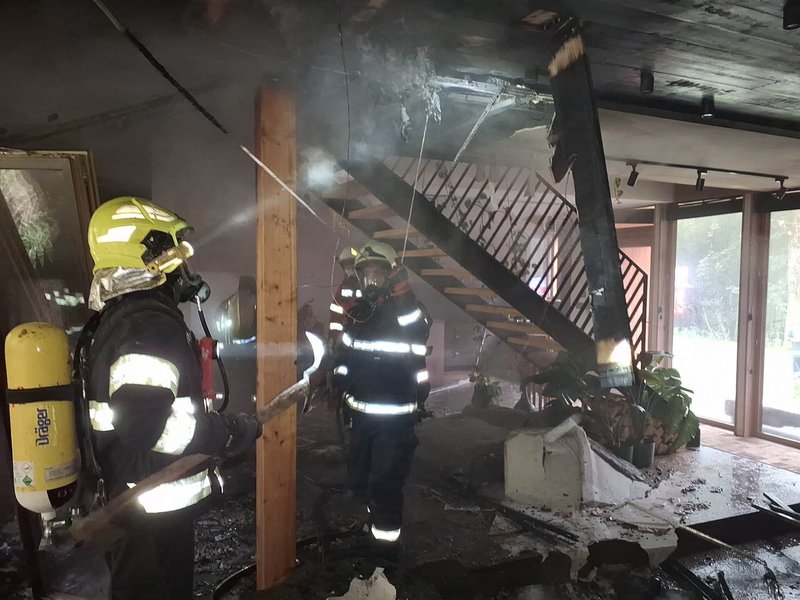 V Oščadnici vypukol požiar chaty, plamene zachvátili obe podlažia