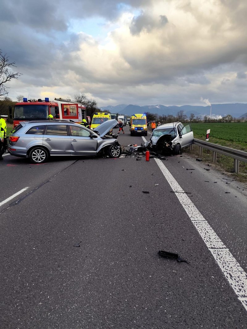Vážna nehoda pred Liptovskými Sliačmi - Cesta je prejazdná len s obmedzeniami