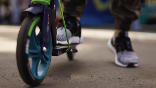 Kolobežky miznú z chodníkov, za rýchlosť hrozia pokuty
