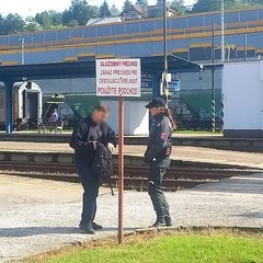 Vlak brzdí kilometer. Koľko hazardérov riskovalo život na koľajniciach