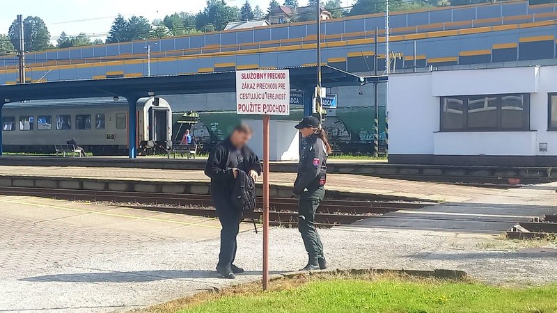 Vlak brzdí kilometer. Koľko hazardérov riskovalo život na koľajniciach