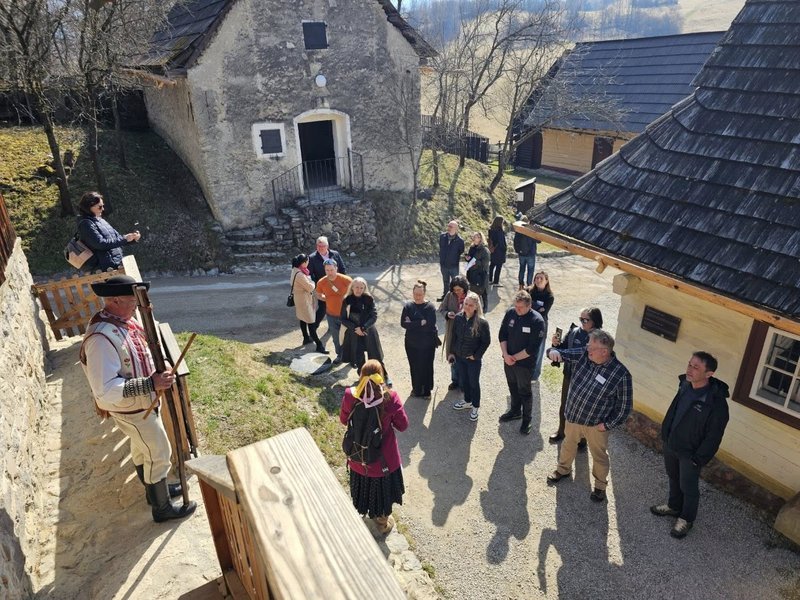 Vlkolínec hostil delegáciu z Nórska a Islandu - Chystá sa projekt na obnovu ciest aj pamiatok