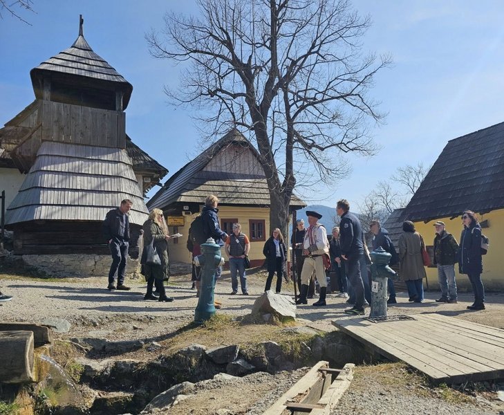 Vlkolínec hostil delegáciu z Nórska a Islandu - Chystá sa projekt na obnovu ciest aj pamiatok
