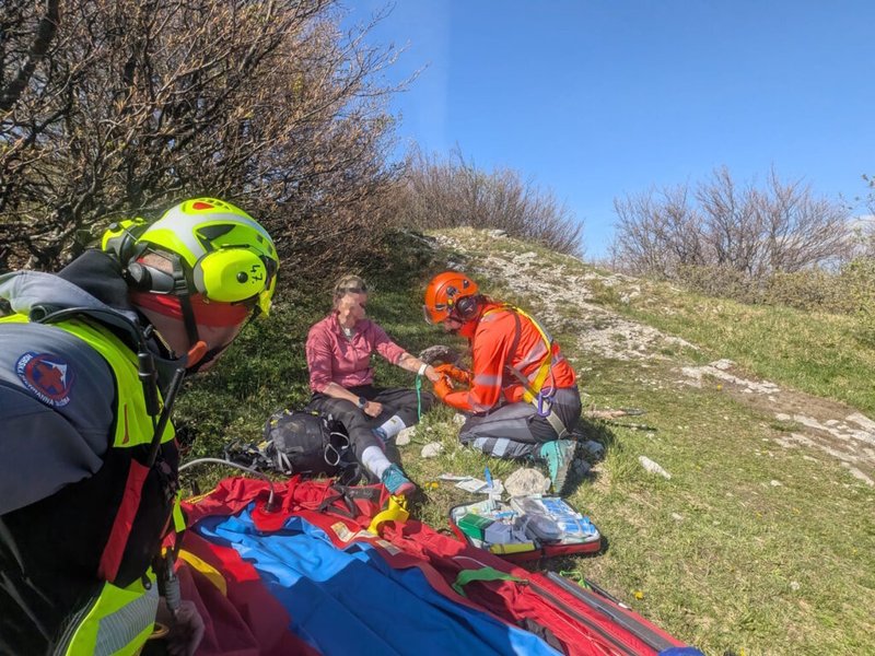 Vrtuľník letel na Kľak pre zranenú 38-ročnú ženu