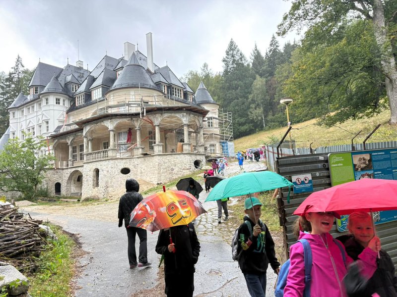 Zámok v Kunerade opäť ožil - Žiaci miestnej školy doplnili stenu nápadov
