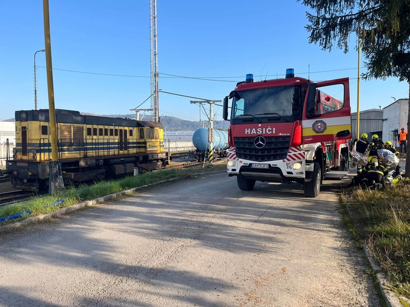 Železničná cisterna v plameňoch, v Hornom Hričove zasahovali desiatky hasičov