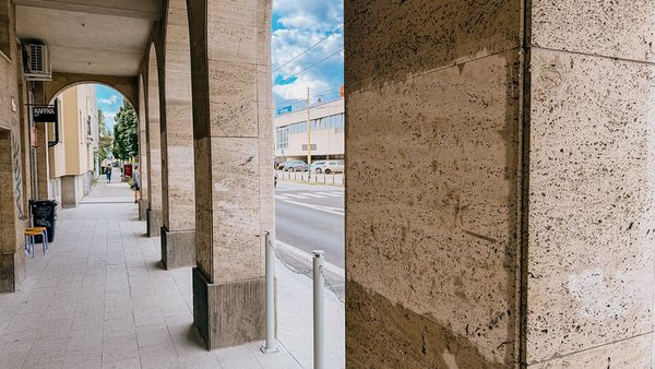 Žilina má novú technológiu na odstraňovanie grafitov. Prvé odstraňovanie prebieha na Bulvári