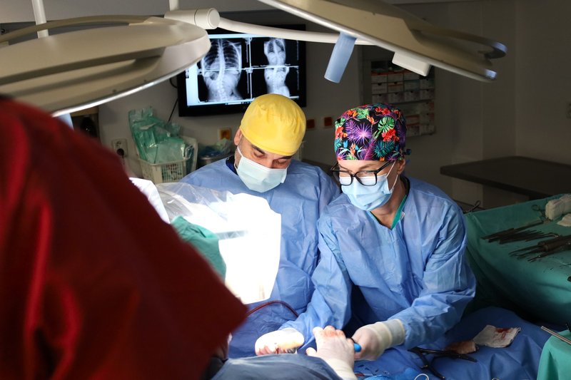 Žilinská nemocnica ako prvá v Česku a na Slovensku nasadila unikátneho robota pri operácii detskej chrbtice