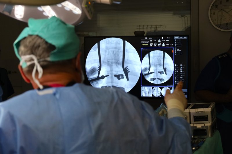 Žilinská nemocnica ako prvá v Česku a na Slovensku nasadila unikátneho robota pri operácii